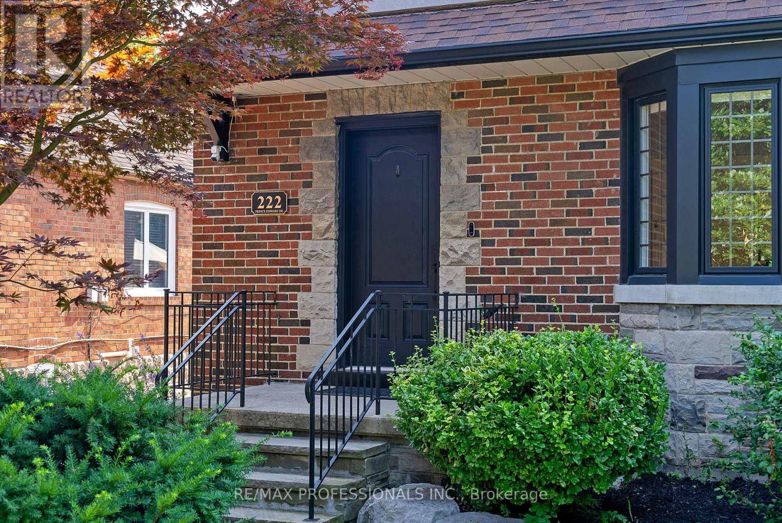 Toronto (stonegate-queensway), ON M8Y3X5,222 PRINCE EDWARD DRIVE S