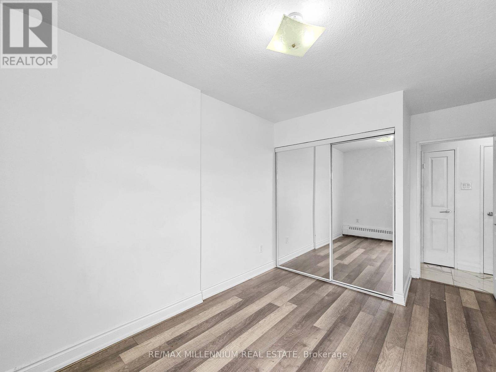 Toronto (mount Olive-silverstone-jamestown), ON M9V3S6,2645 Kipling AVE #1807