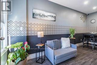 Toronto (briar Hill-belgravia), ON M6E4N5,17 MONTCALM AVENUE