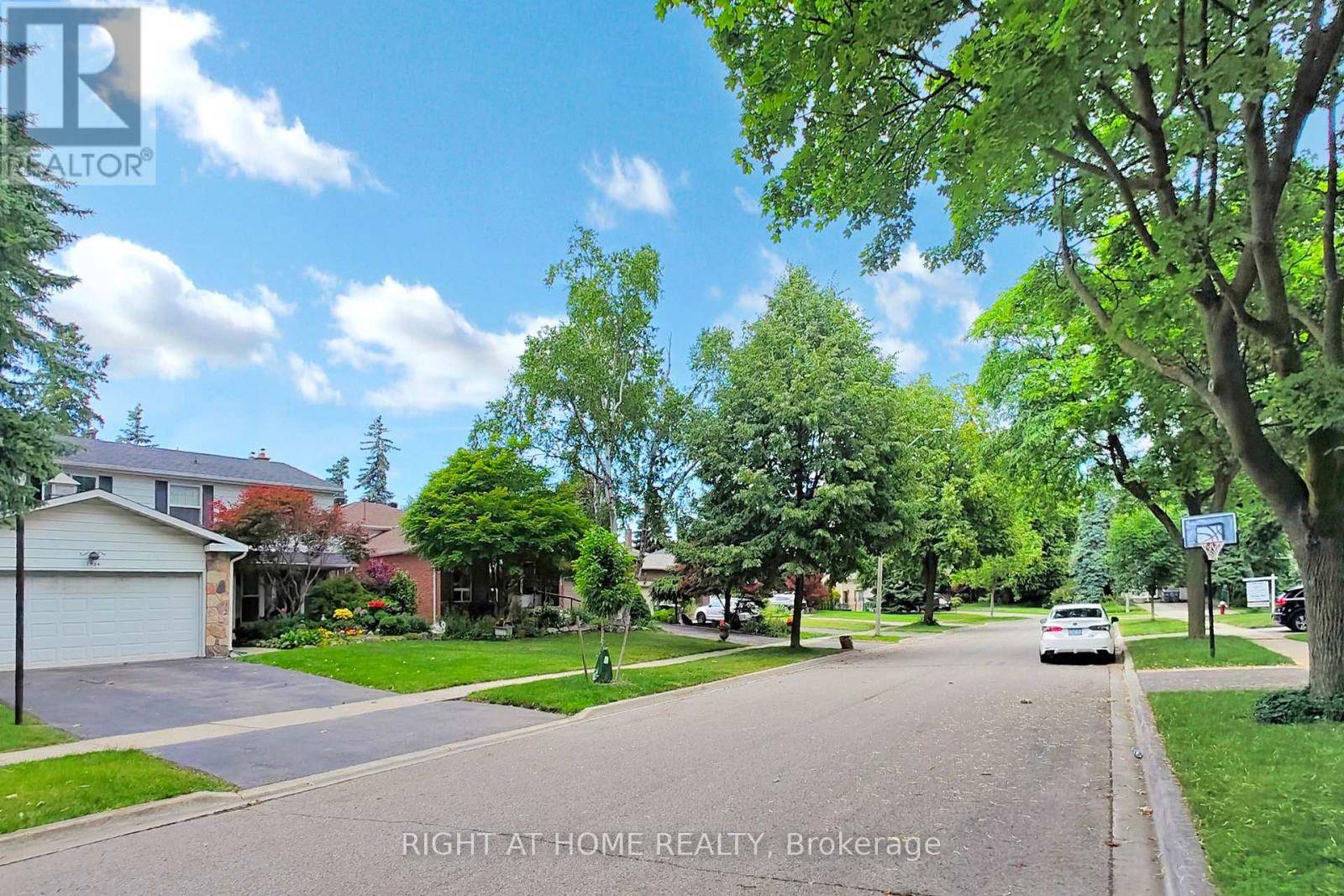 Mississauga (applewood), ON L4X1T8,1924 STEEPBANK CRESCENT