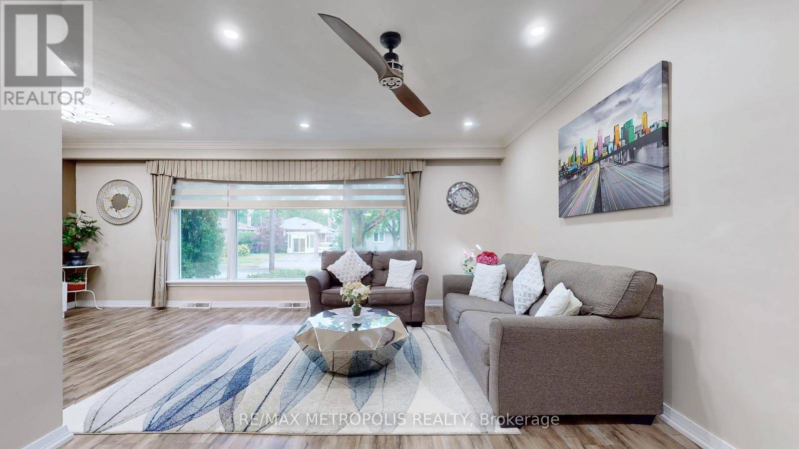 Toronto (thistletown-beaumonde Heights), ON M9V2N1,65 ALHART DRIVE