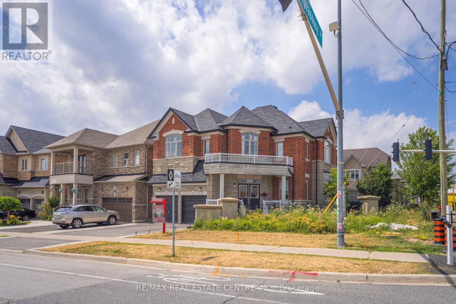 Brampton (credit Valley), ON L6Y5Y7,180 BONNIE BRAES DRIVE