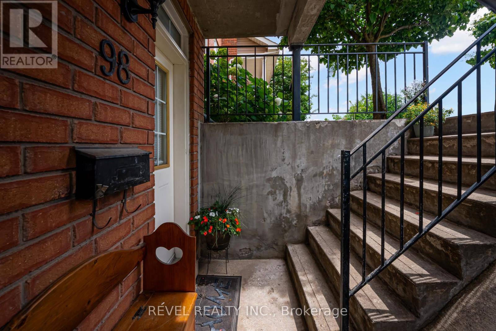 Toronto (weston-pellam Park), ON M6N5G3,98 CONNOLLY STREET