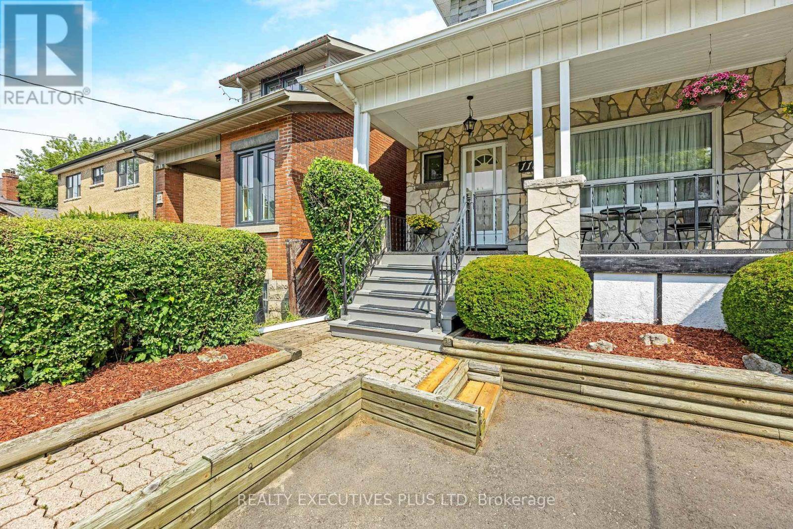 Toronto (long Branch), ON M8V2H8,118 ALDER CRESCENT