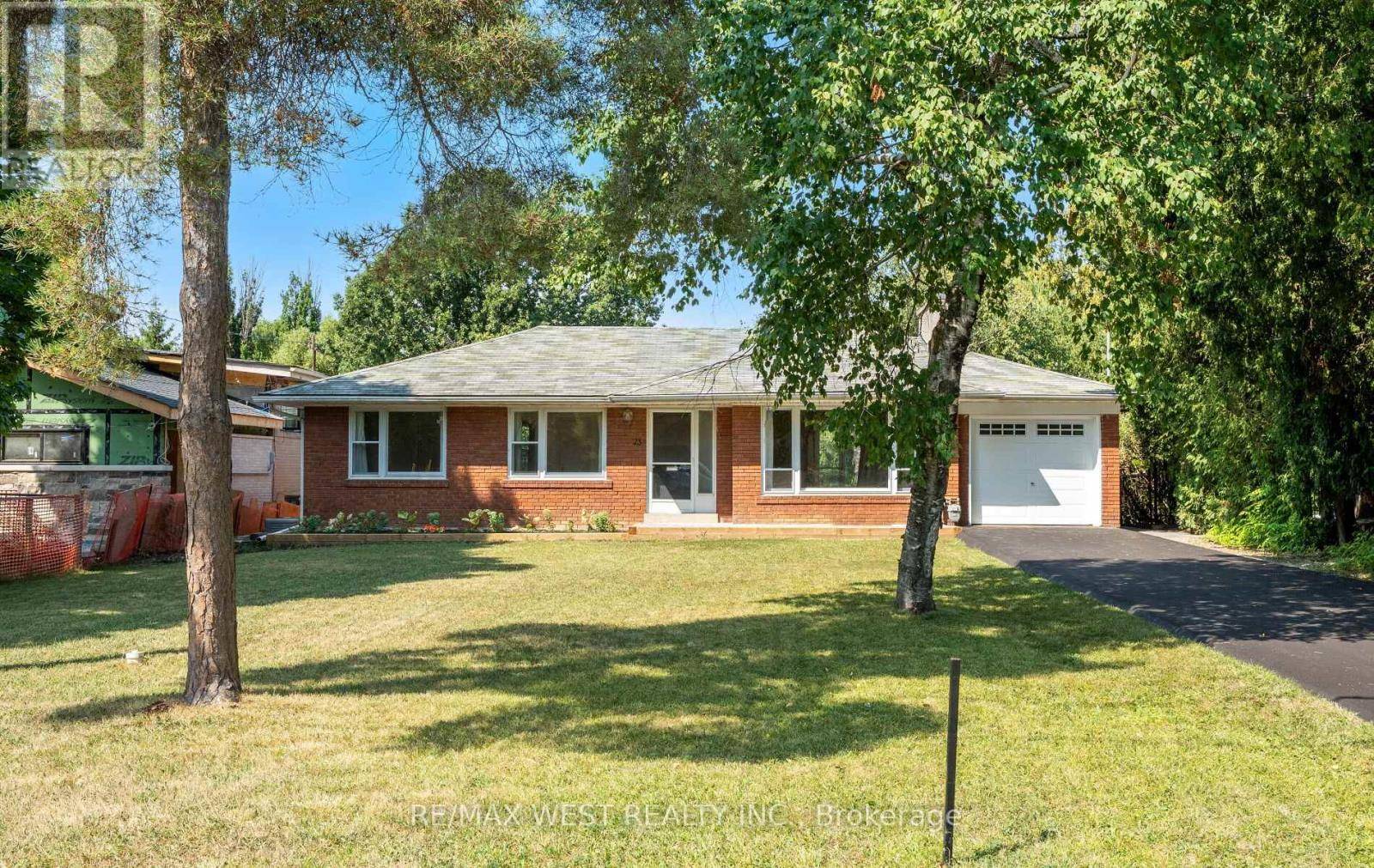 Toronto (thistletown-beaumonde Heights), ON M9V1S6,23 WALTHAM DRIVE