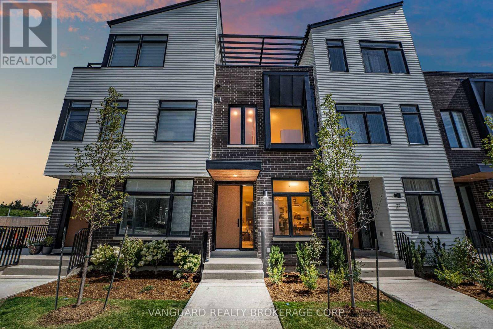 Mississauga (port Credit), ON L5H0B2,15 Lou Parsons WAY #21