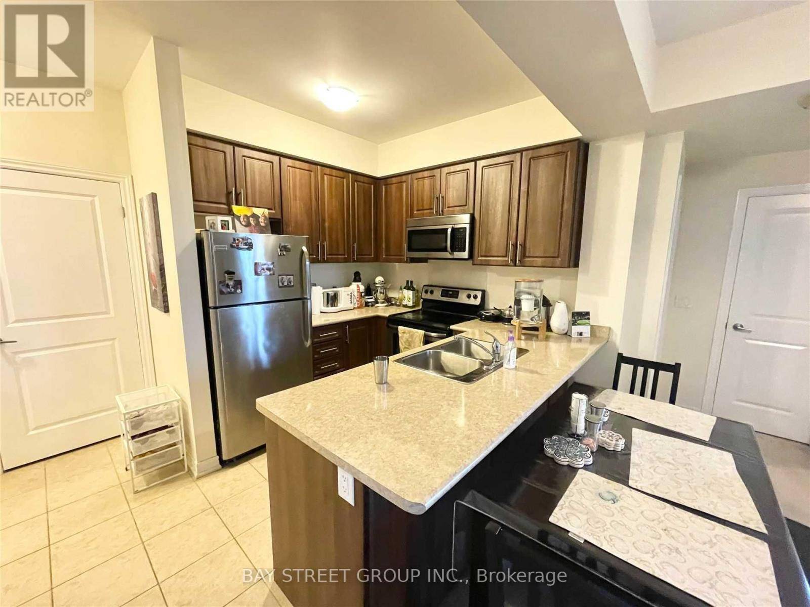 Oakville (ro River Oaks), ON L6H6V2,276 Gatwick DR #202