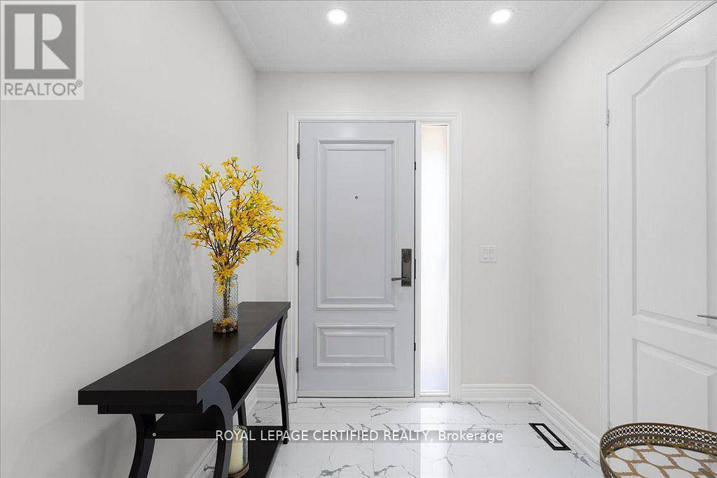 Oakville (ro River Oaks), ON L6H5Z3,121 GENESEE DRIVE