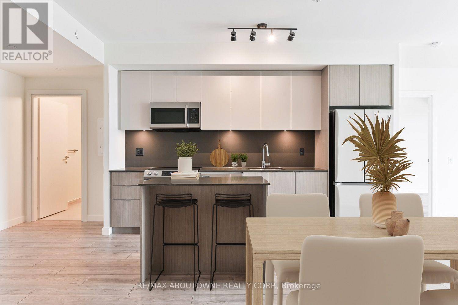 Oakville (br Bronte), ON L6L3C1,133 Bronte RD #B0720