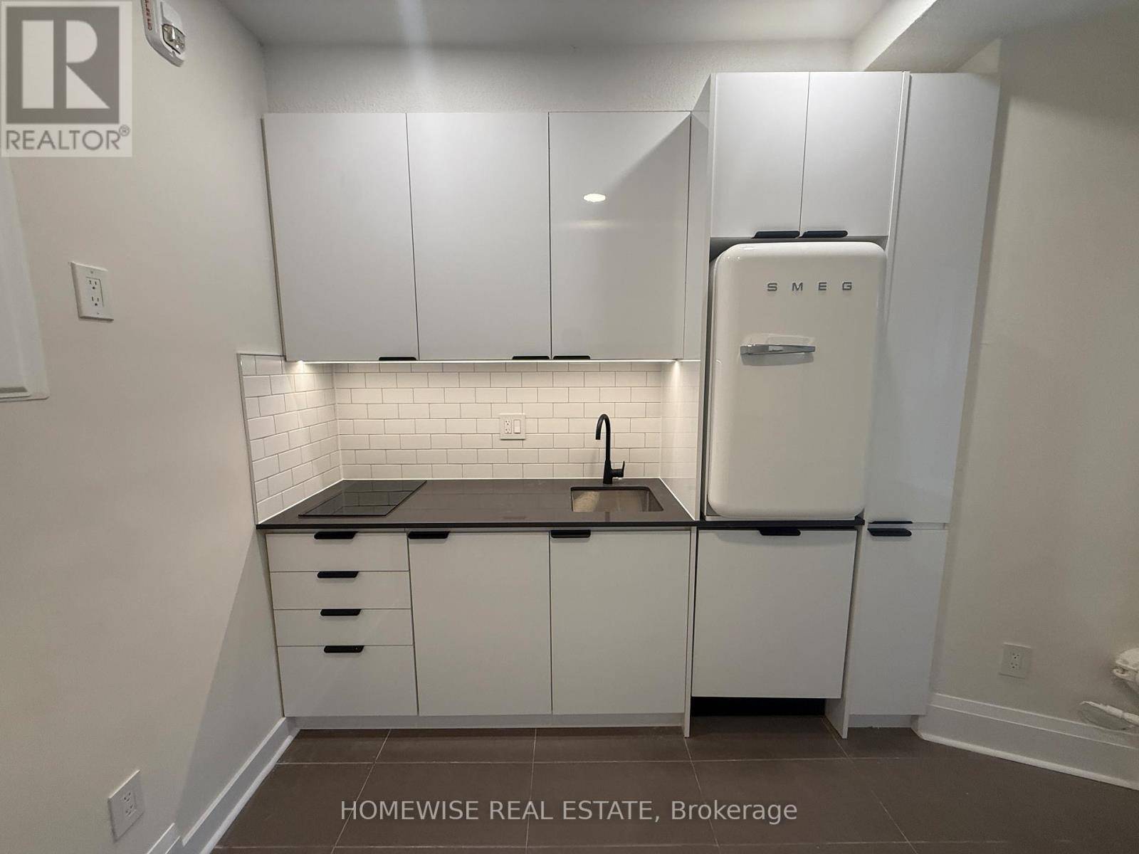 Toronto (south Parkdale), ON M6K3B7,1 Triller AVE #105