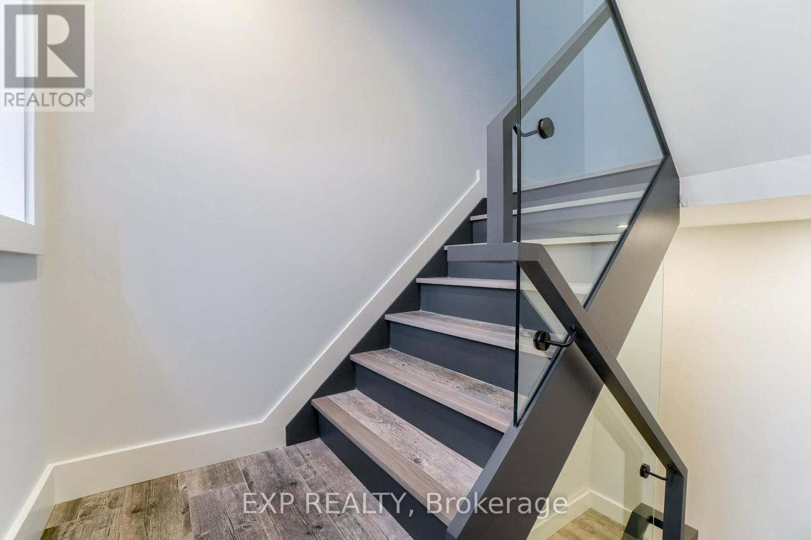 Toronto (rockcliffe-smythe), ON M6N4V6,5 Brendwin RD #2nd Flr