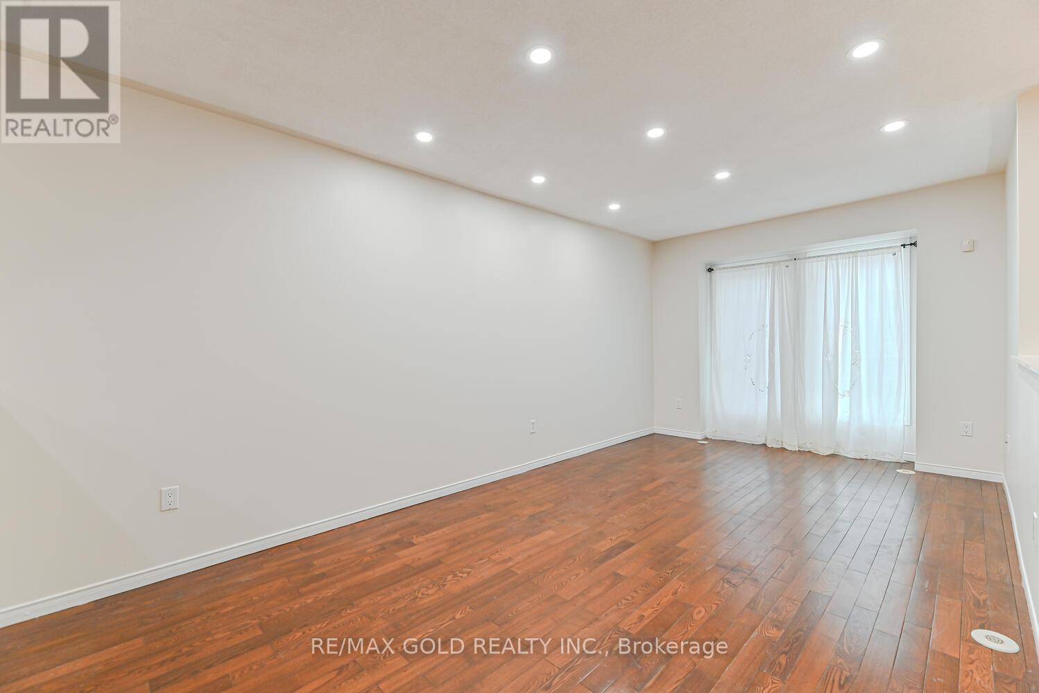 Mississauga (hurontario), ON L5R4E7,50 Strathaven DR #14