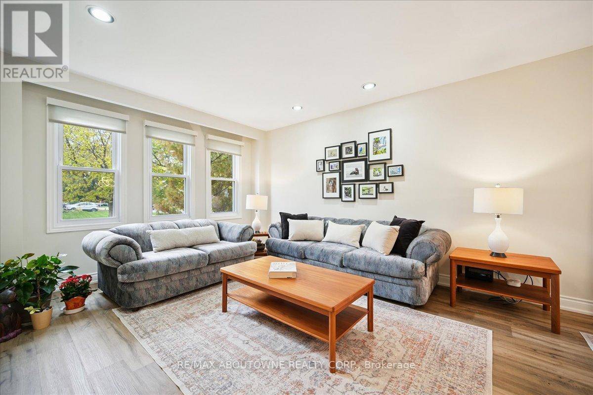 Oakville (ro River Oaks), ON L6H3N4,87 RIVER OAKS BOULEVARD W