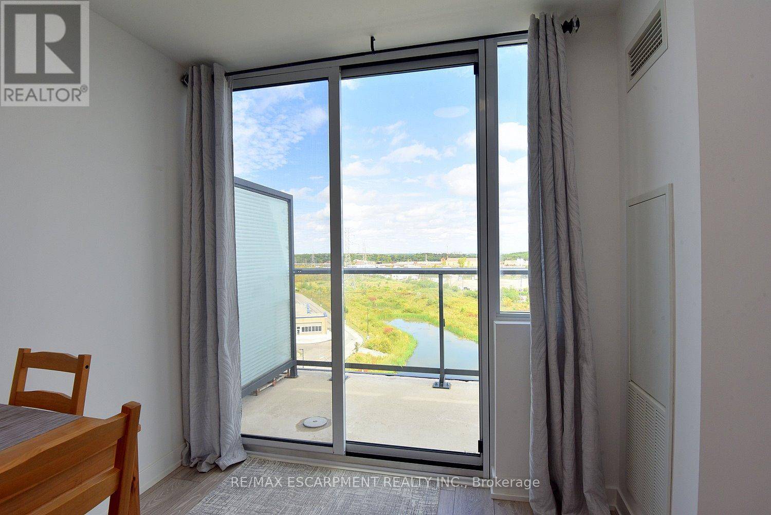 Burlington (alton), ON L7M2A7,3200 Dakota Common #B1006