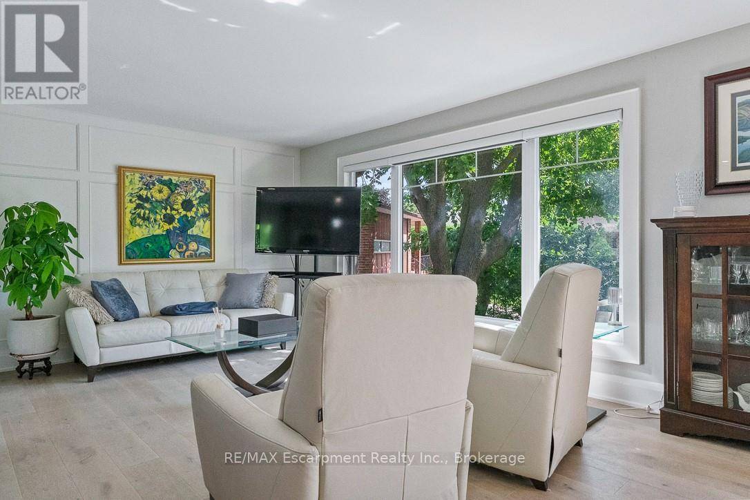 Oakville (br Bronte), ON L6L5L9,231 SOUTHWOOD COURT