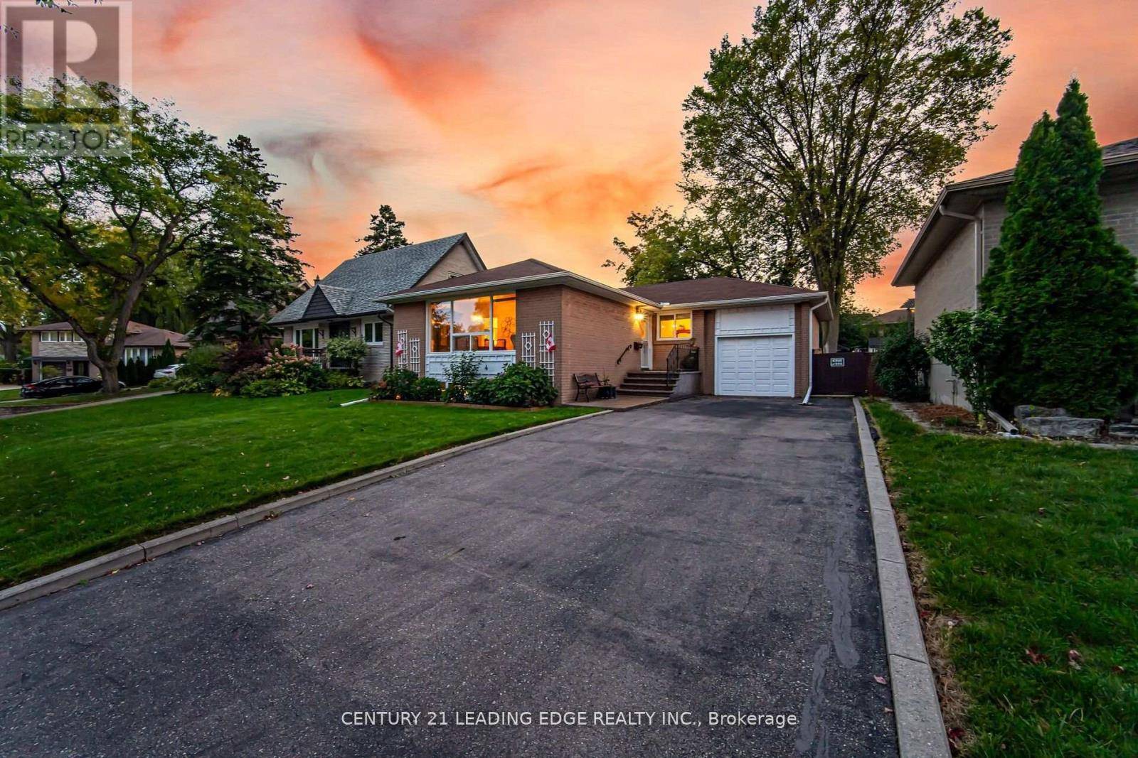 Mississauga (clarkson), ON L5J3W1,2574 LUNDIGAN DRIVE