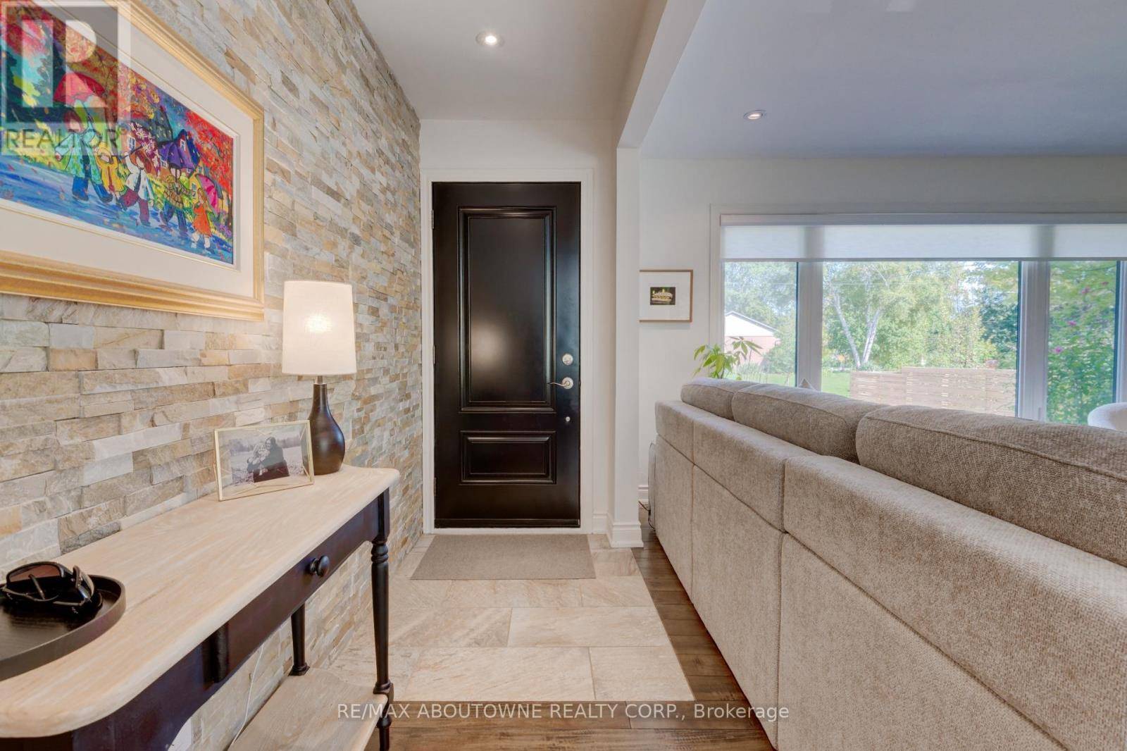 Burlington (roseland), ON L7N2W1,544 MAPLEHILL DRIVE