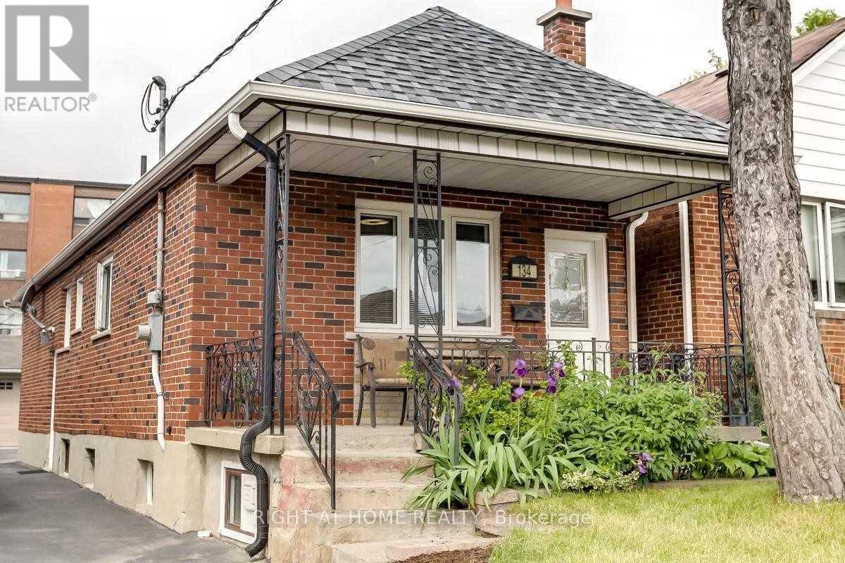 Toronto (briar Hill-belgravia), ON M6B3N5,134 LOCKSLEY AVENUE