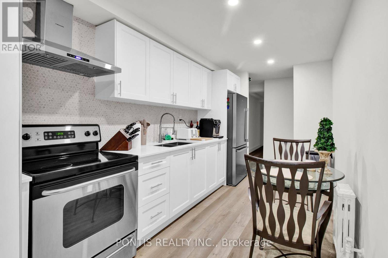 Toronto (mimico), ON M8Y2W5,29 Wesley ST #1