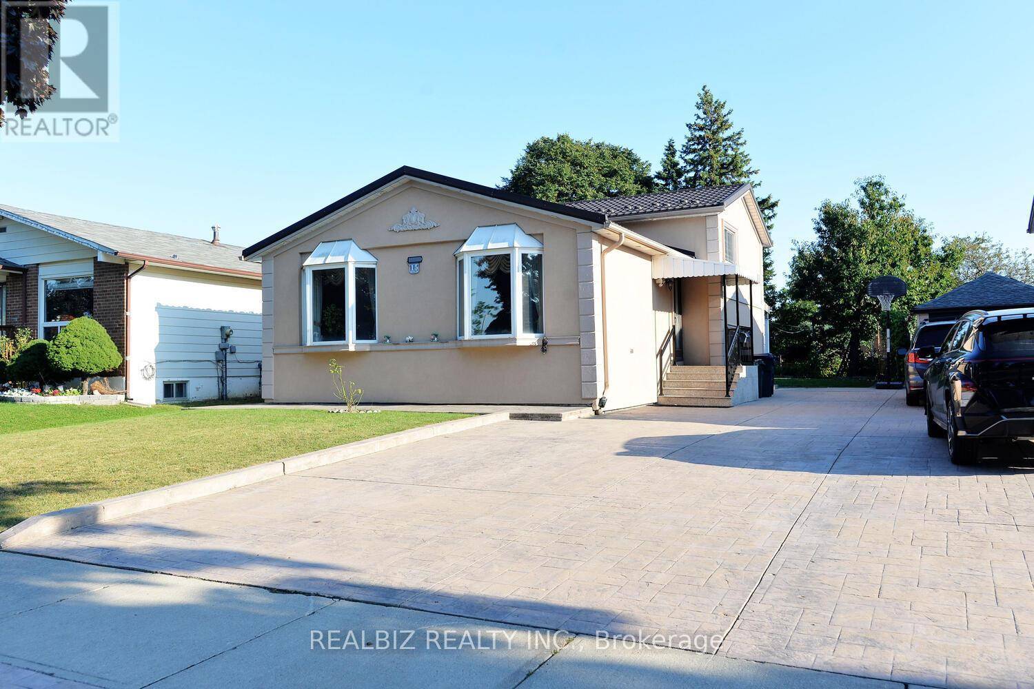 Toronto (west Humber-clairville), ON M9V1M2,15 MILKWOOD AVENUE