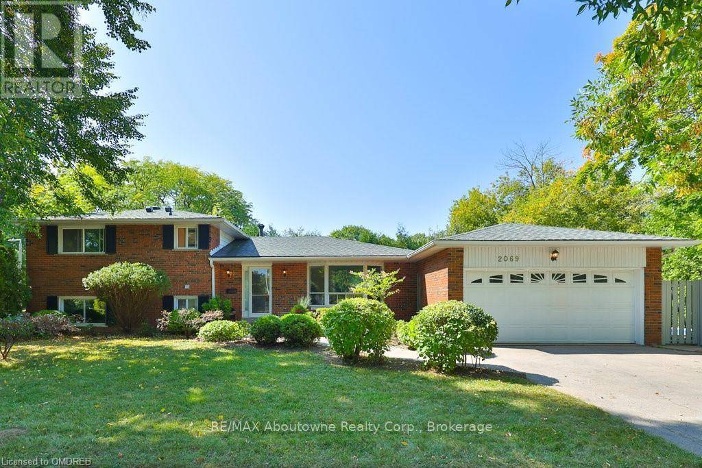 Oakville (bronte East), ON L6L1K4,2069 THORNLEA DRIVE