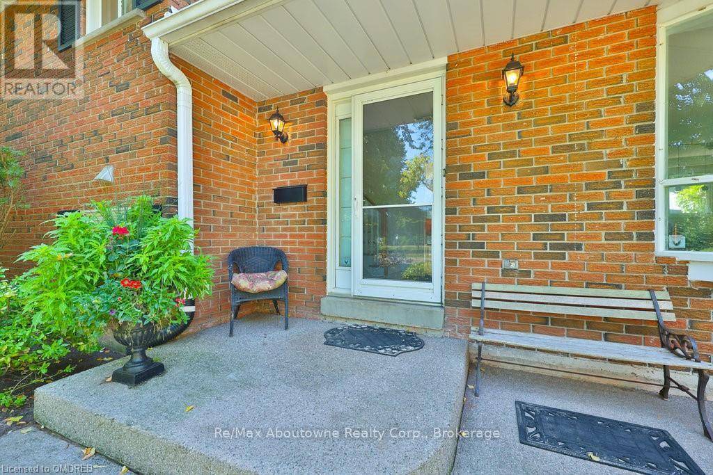 Oakville (1001 - Br Bronte), ON L6L1K4,2069 THORNLEA DRIVE