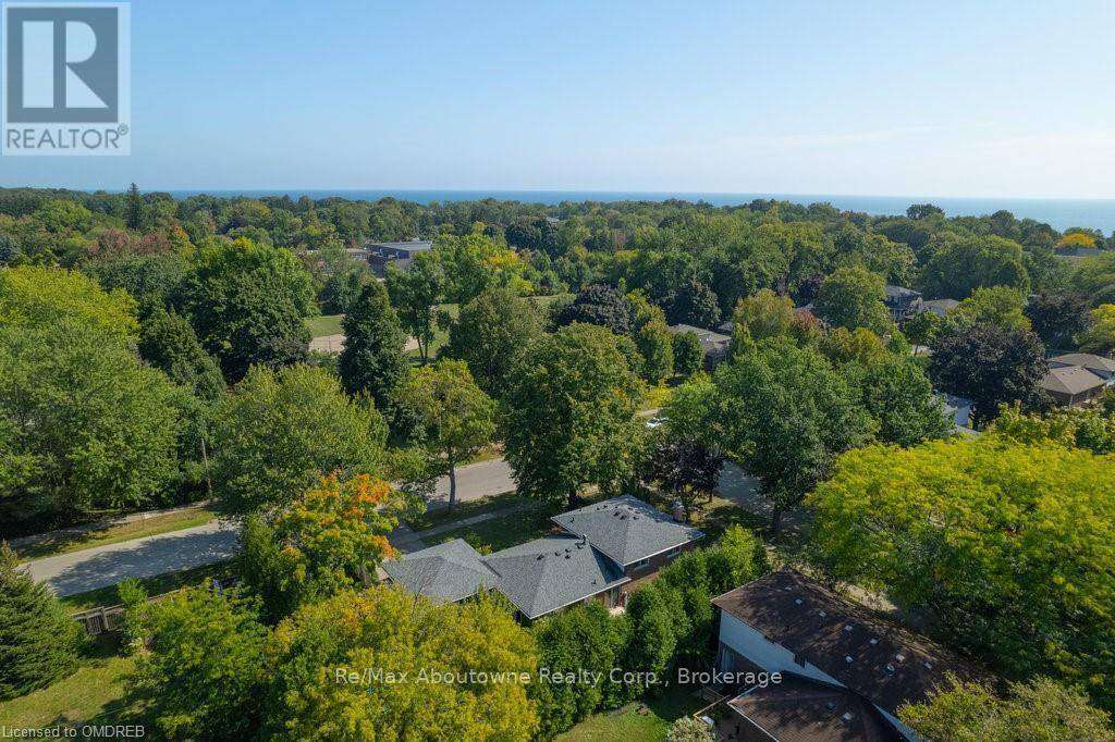 Oakville (1001 - Br Bronte), ON L6L1K4,2069 THORNLEA DRIVE