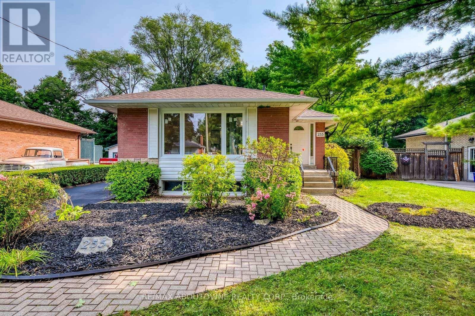 Oakville (bronte East), ON L6K2H9,255 Weldon AVE #Lower