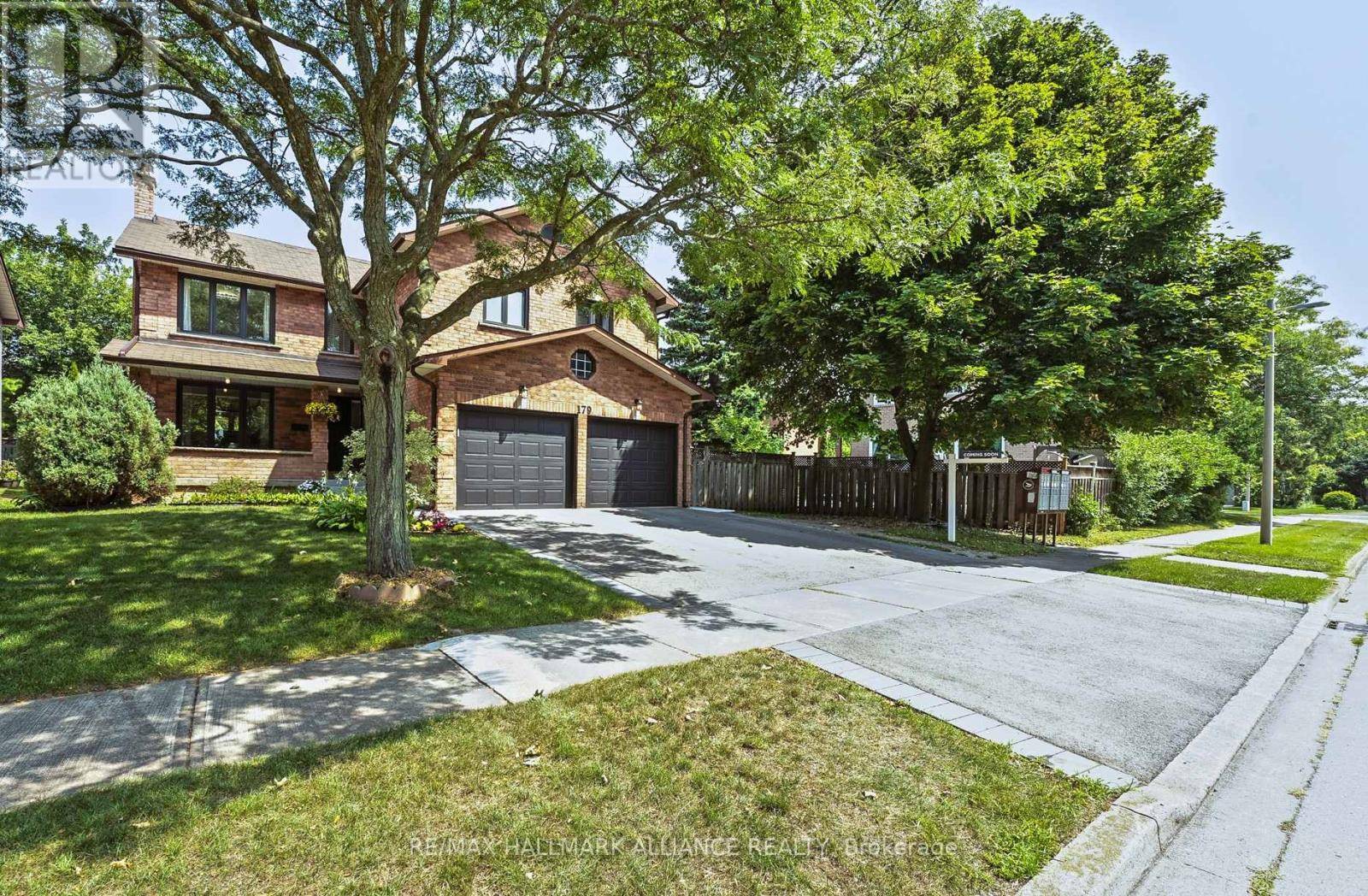 Oakville (college Park), ON L6H5A5,179 ROMAIN CRESCENT