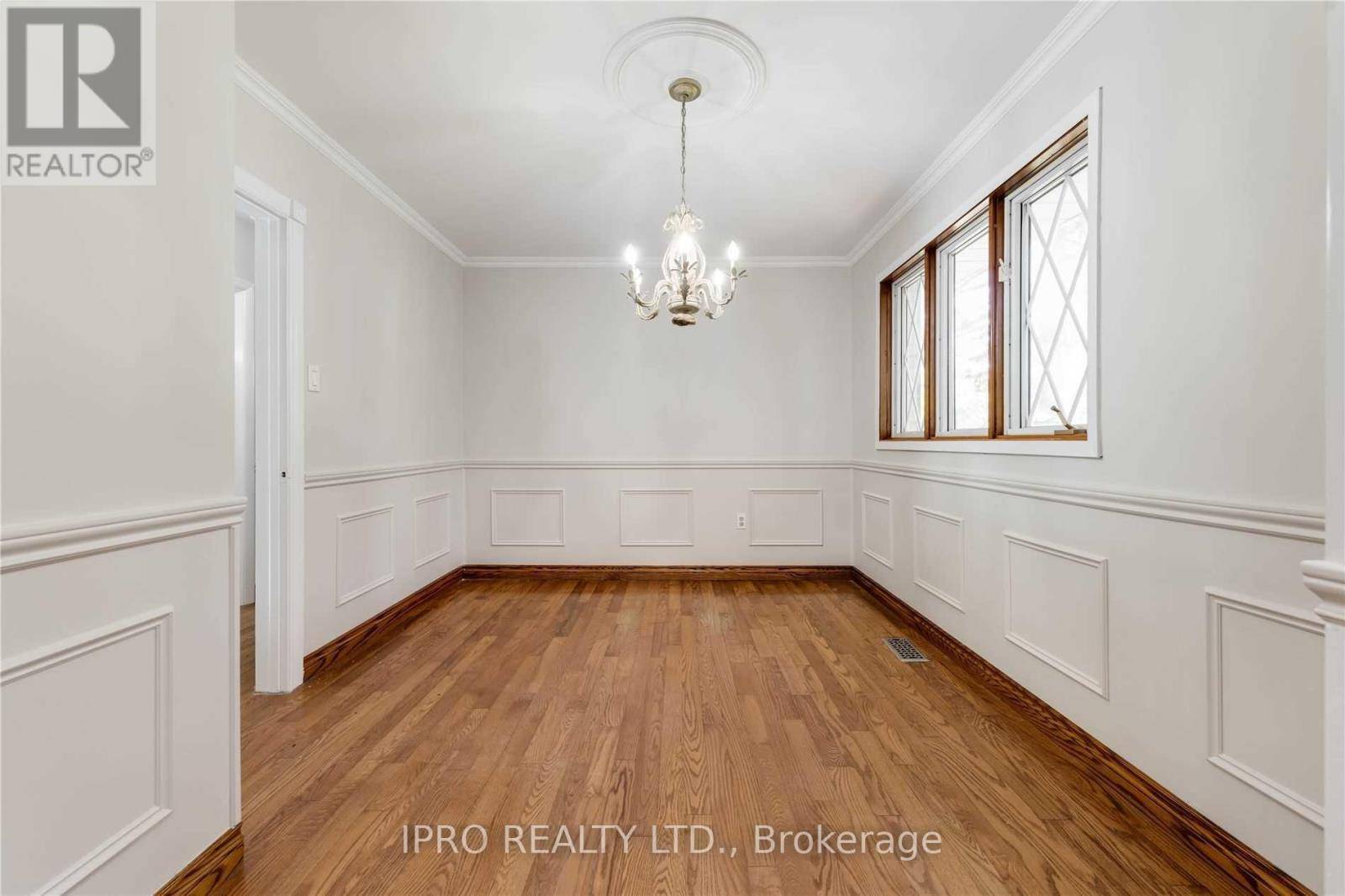 Oakville (mo Morrison), ON L6J4L7,463 DRUMMOND ROAD