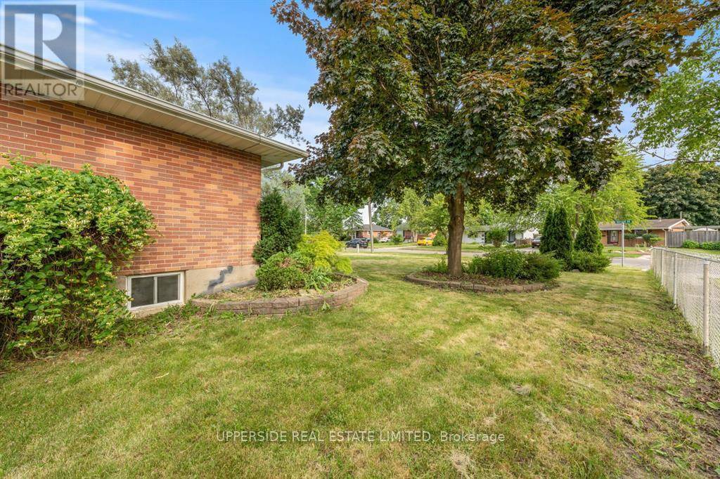 Sarnia, ON N7S1K8,8 MAYFAIR DRIVE