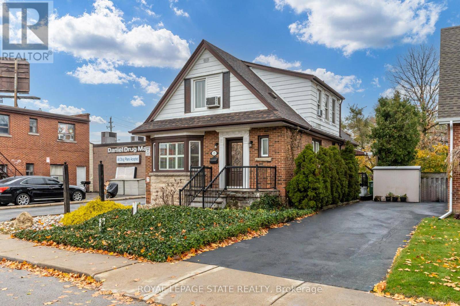 Hamilton (centremount), ON L9A1M1,15 EMPRESS AVENUE