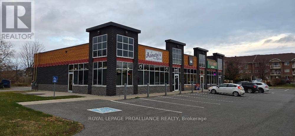 Belleville (belleville Ward), ON K8P2G5,94 College ST West #1