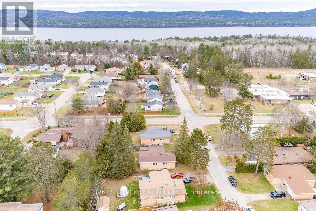 Deep River, ON K0J1P0,83 FRONTENAC CRESCENT