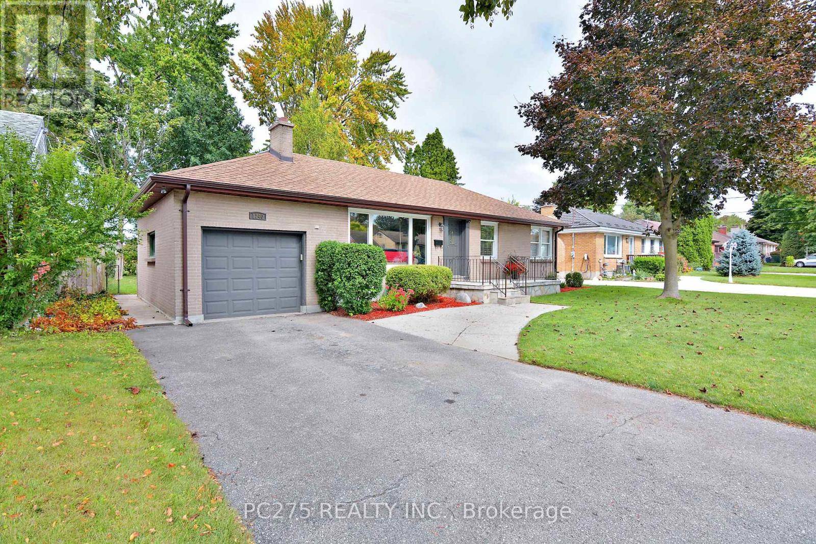 London, ON N5Y4N1,1240 HILLCREST AVENUE