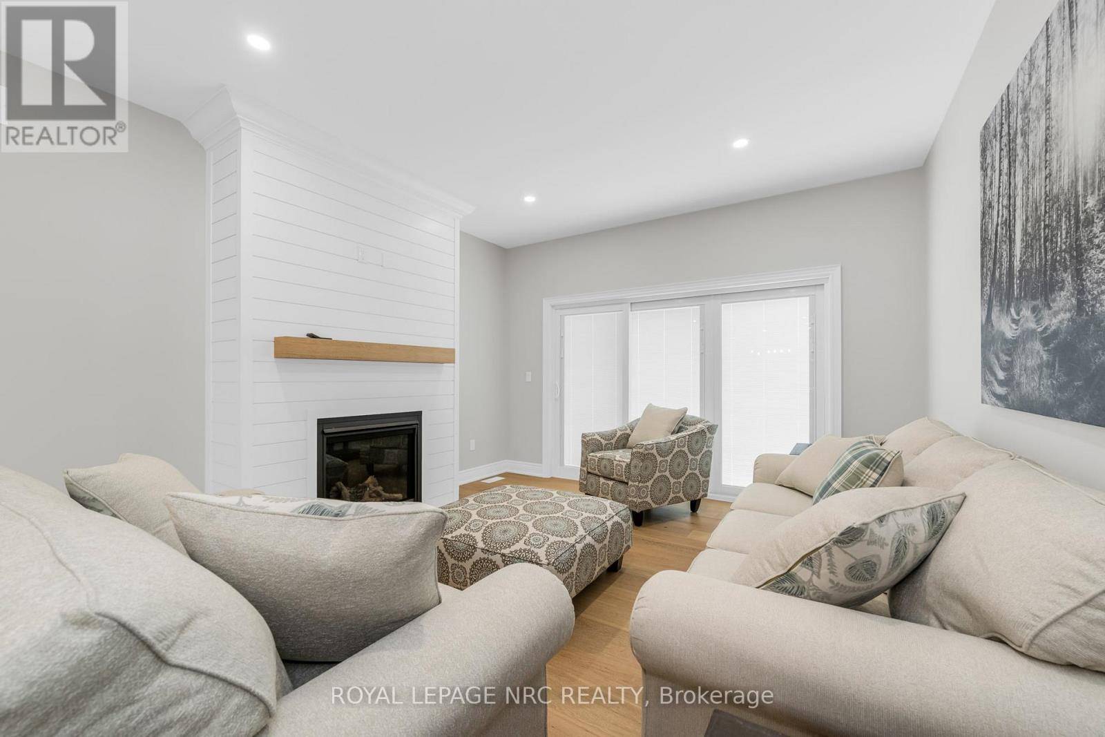 Port Colborne (sugarloaf), ON L3K0A8,736 CLARENCE STREET