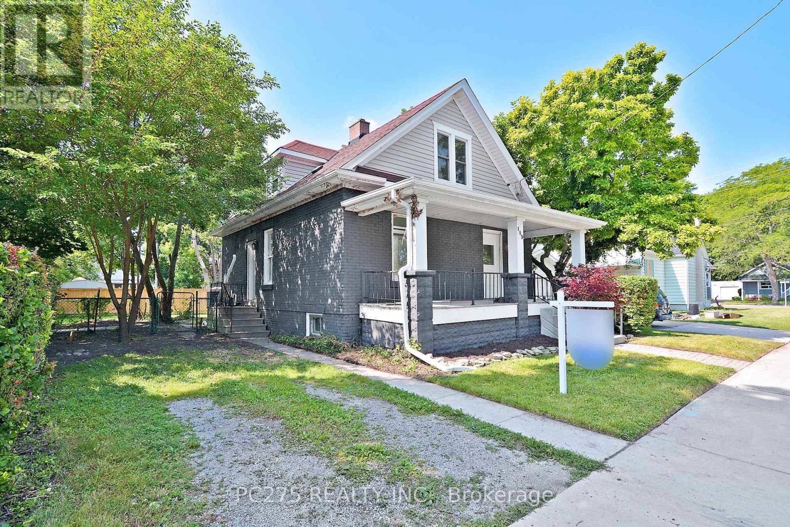 Sarnia, ON N7T1Y5,109 MARY STREET