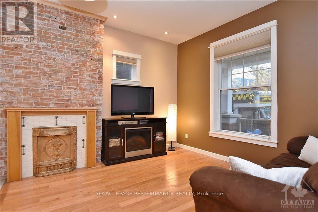 Ottawa, ON K1R5J6,736 Cooper ST #1