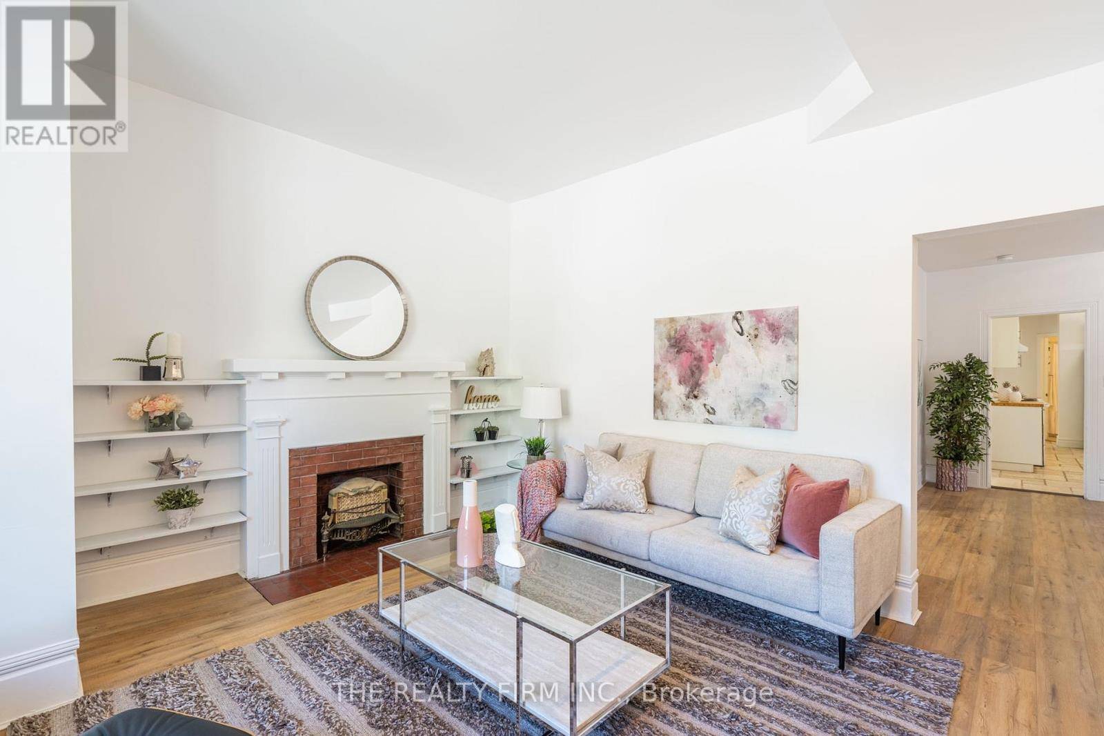 London East (east F), ON N5Y3B6,19 REGINA STREET