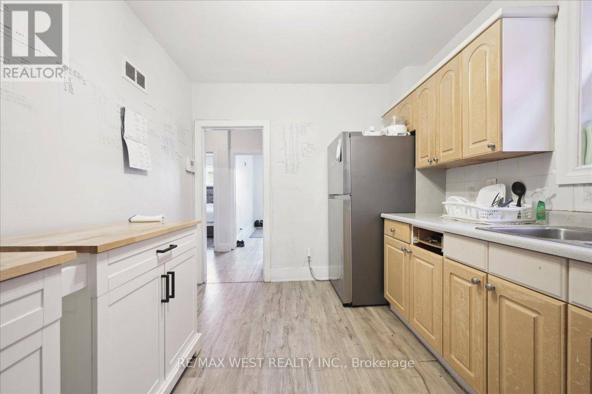 Hamilton (normanhurst), ON L8H5W9,102 PARKDALE AVENUE