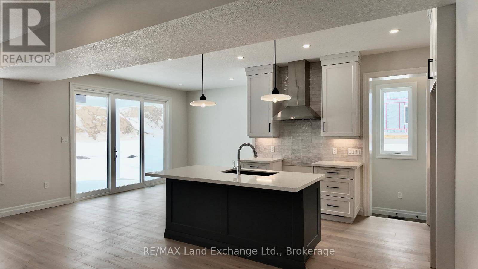 Kincardine, ON N2Z1J4,99 INVERNESS STREET N