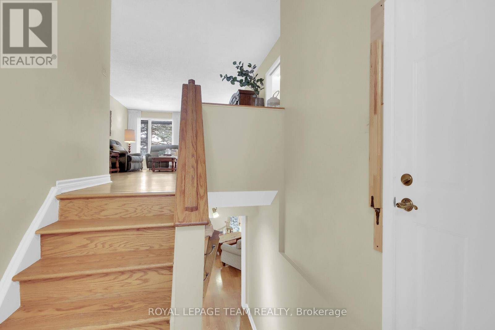Ottawa, ON K2S1B9,6 MEADOWMIST COURT