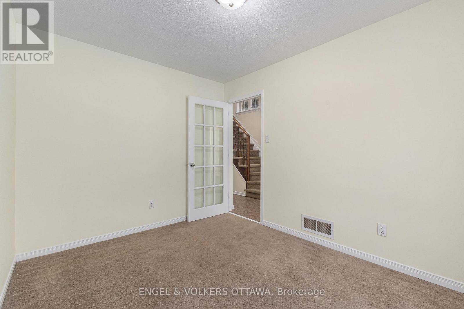 Ottawa, ON K2K3N8,90 Edenvale DR #215