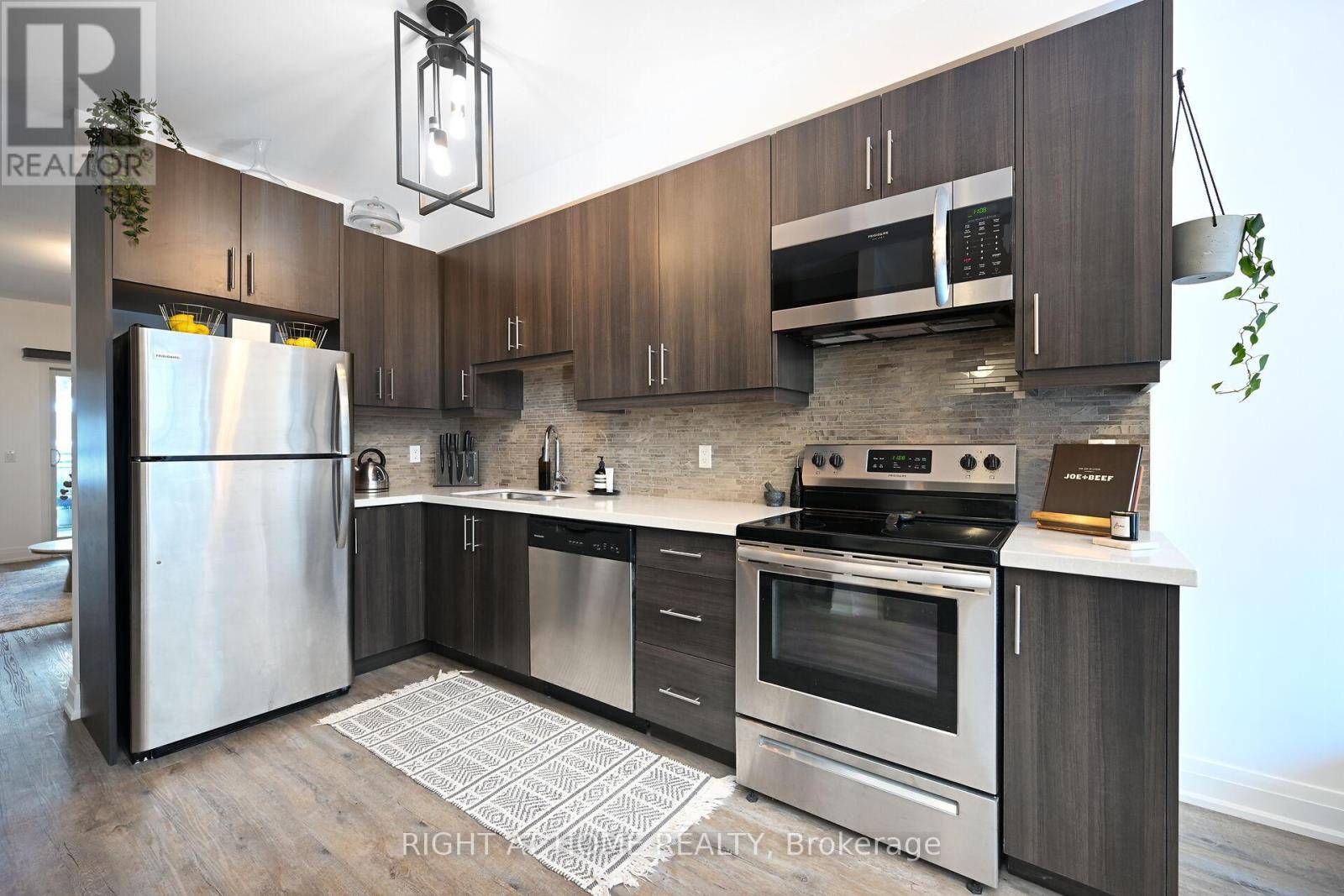 Grimsby (grimsby East), ON L3M3C8,39 Robinson ST North #6