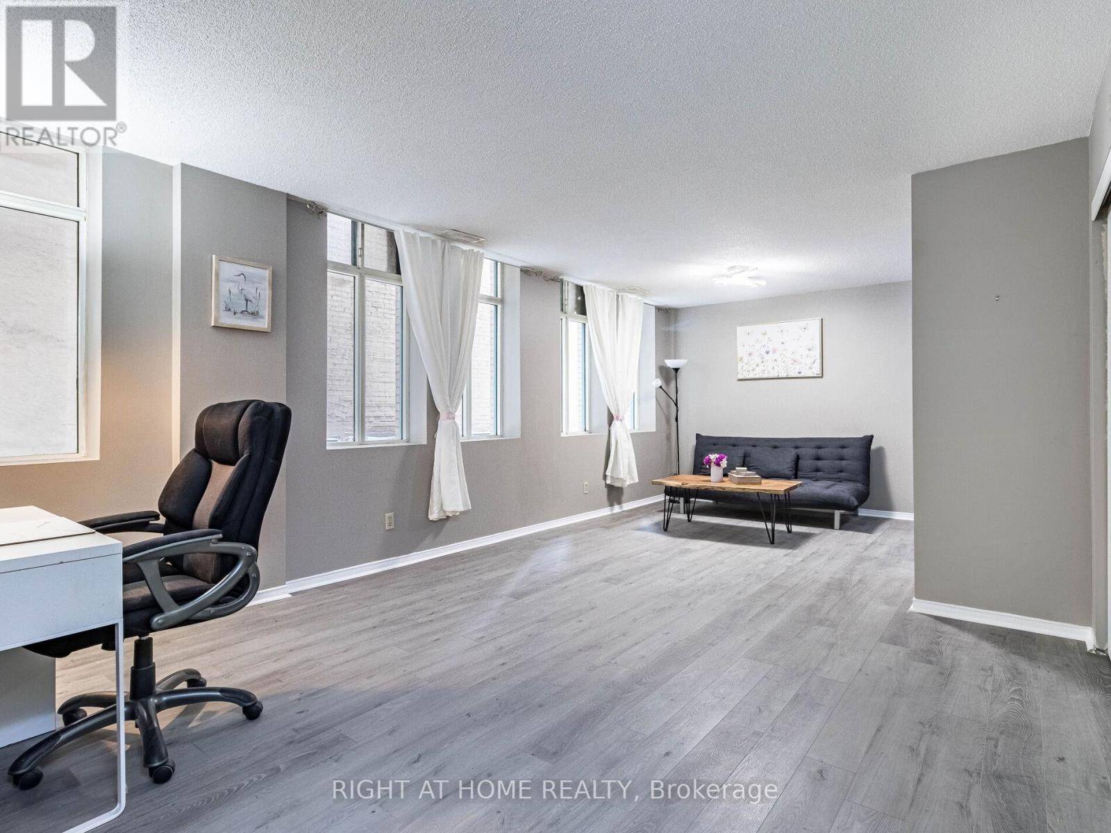 Hamilton (central), ON L8P4W4,36 James ST South #303