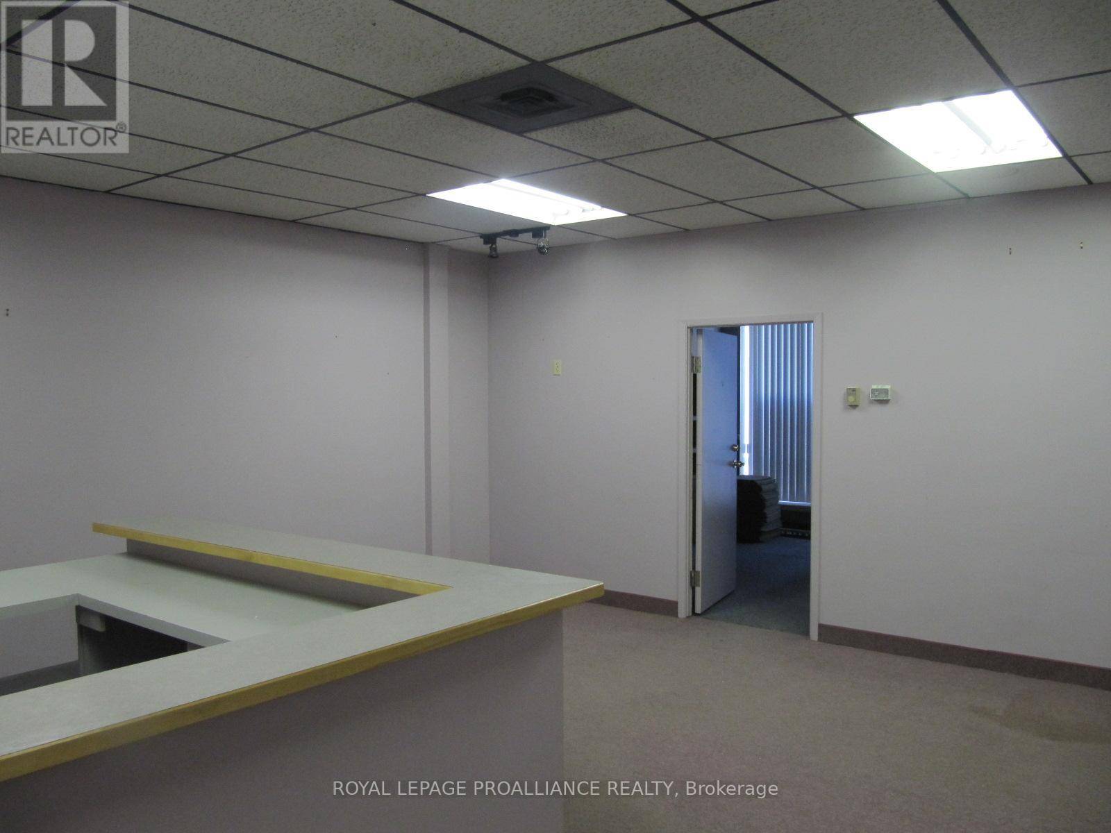 Belleville (belleville Ward), ON K8P3C3,205 North Front ST #R1