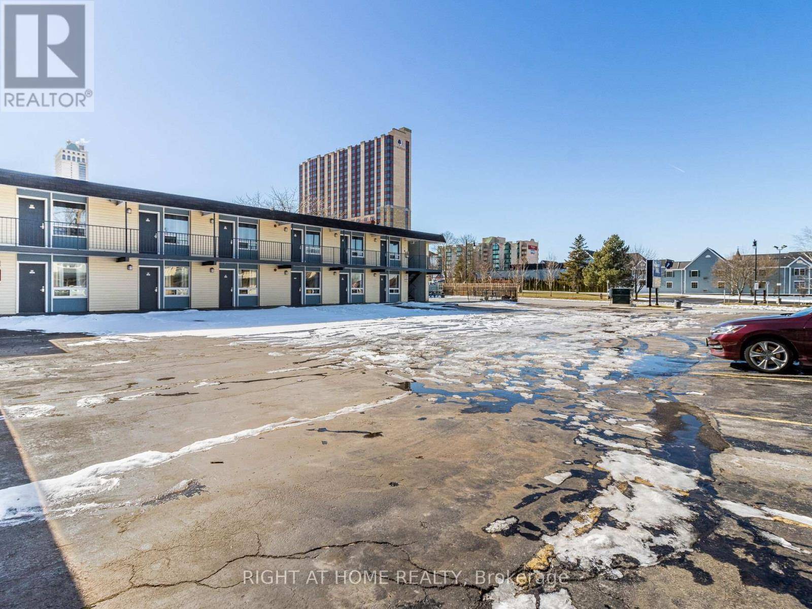 Niagara Falls (clifton Hill), ON L2G3V5,5958 FALLSVIEW BOULEVARD