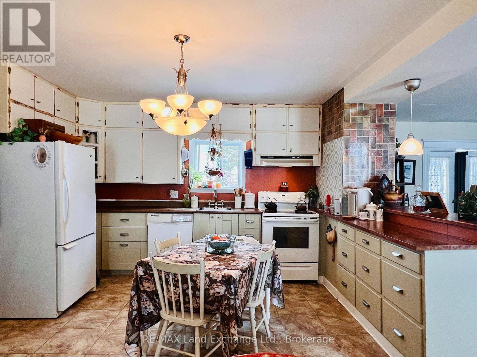 Saugeen Shores, ON N0H2C0,643 ELGIN STREET