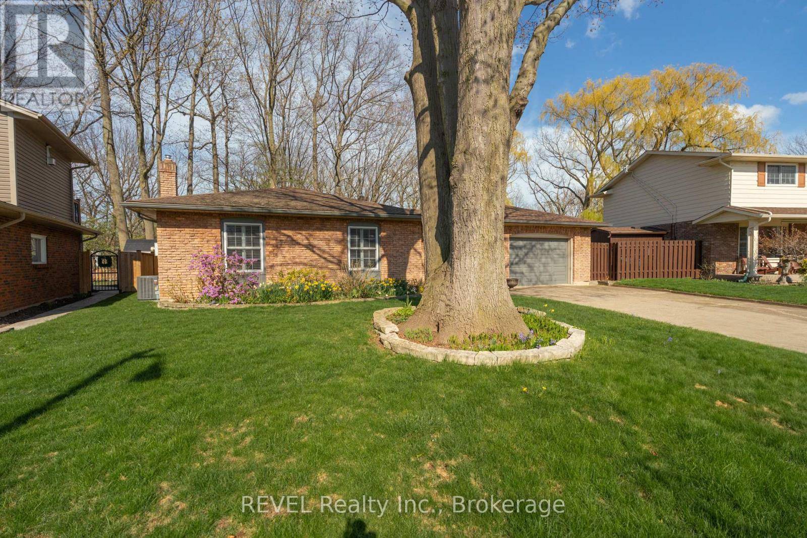 St. Catharines (lakeshore), ON L2H7B3,24 BUTLER CRESCENT N