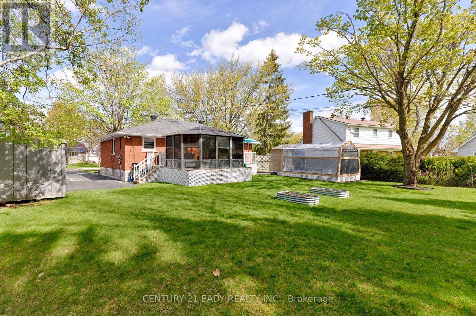 Renfrew, ON K7V2N3,201 WADE AVENUE